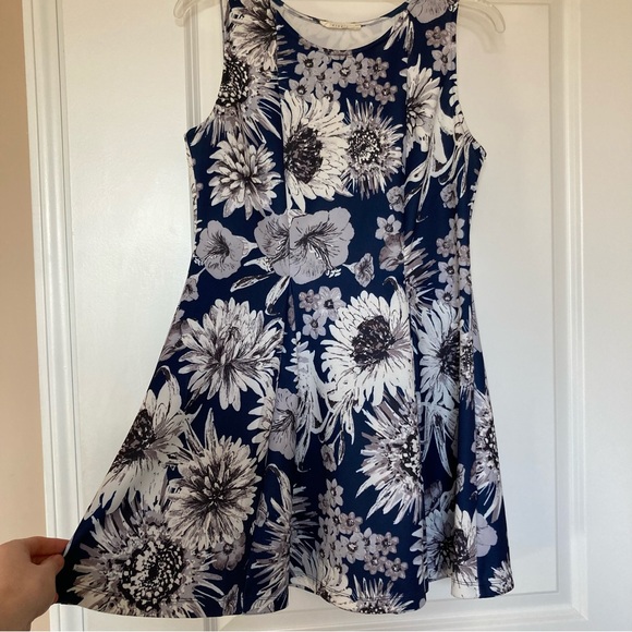 Blue Floral Patterned Fit and Flare Dress - Picture 6 of 7